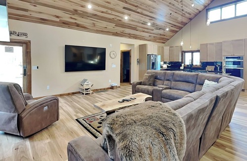 McHenry House | Mountain Whisper | Hot Tub, Fire Pit, Arcade Table
