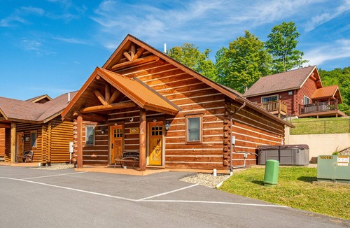 McHenry Cabin | Mountainside Cabin 40R-Hot Tub, Dog Friendly