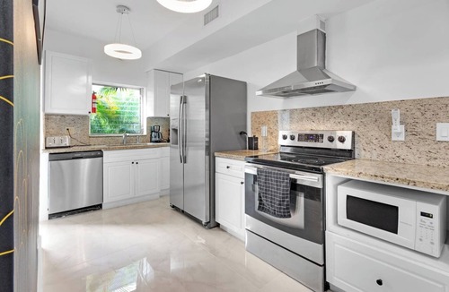 East Little Havana Villa | Mr Purple House | Pool+Hot Tub | Little Havana