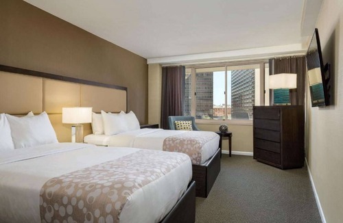 Logan Square Hotel | Museum Mile Stay | Gym. Rooftop Pool. Full Kitchen