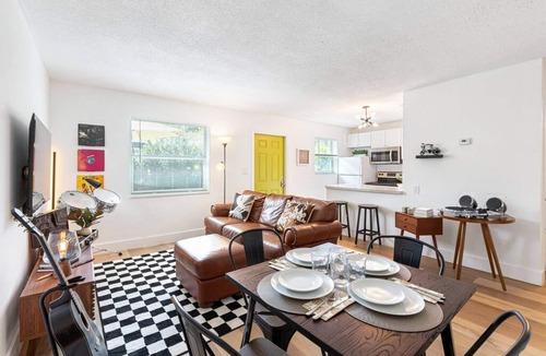 Sailboat Bend Apartment | Musicians Lounge - 2 BR With Parking Asssigned