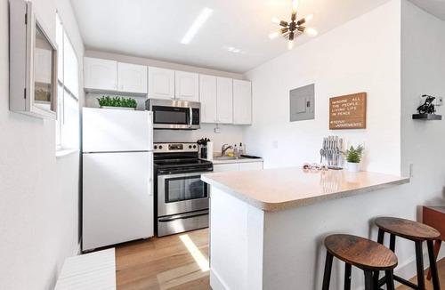Sailboat Bend Apartment | Musicians Lounge - 2 BR With Parking Asssigned