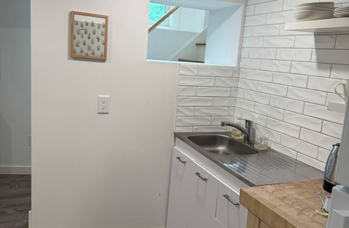 Tisbury Apartment | MV Modern Queen 1BR and Qu. sofa bed private bedroom apartment sleeps 4 to 6
