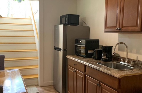 Vineyard Haven House | MV Sea Glenn Flowers Pleasant 4-bedroom 3-bathroom house with AC in Oak Bluffs