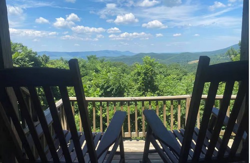 Rileyville Cabin | Mystic Mountain-Secluded Log Cabin with Amazing Views and Inviting Hot Tub