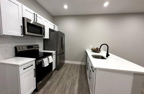 Albany Apartment | N E W Modern 1 Bedroom RARE Apt w office space
