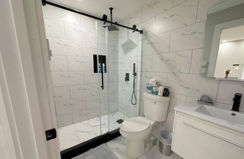 Albany Apartment | N E W Modern 1 Bedroom RARE Apt w office space