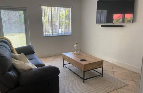 Ives Estates House | N Miami Huge House w/BBQ and Swimming Pool!