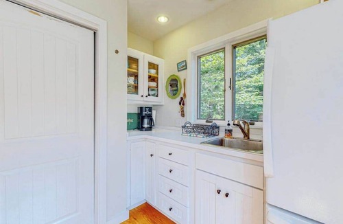 West Tisbury House | Nana's Backyard Treehouse with deck, electric/gas grills, kitchenette