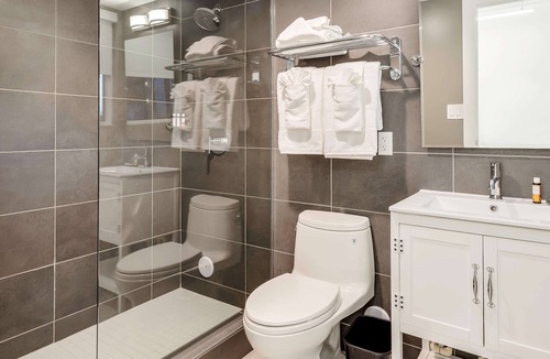 Lauderdale-by-the-Sea Hotel | Nature Escape Near Bonnet House Museum and Gardens! Pool & Gym Access!