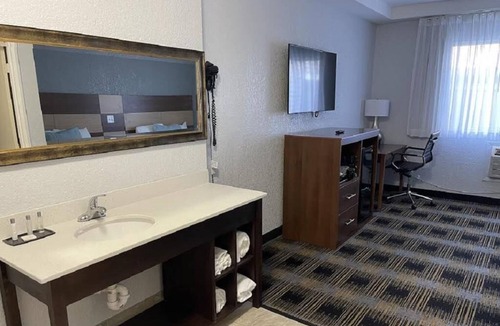 Main Street Hyannis House | NDD - Deluxe Two Double Bed