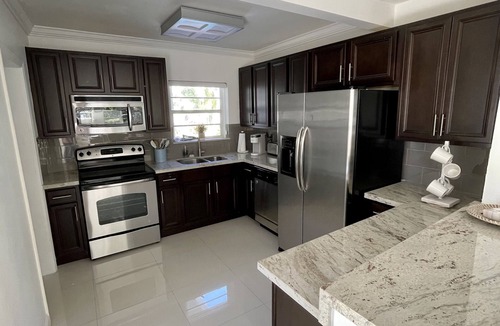 Shady Banks House | Near Downtown Ft Lauderdale PRIVATE HEATED POOL HOME 4 BEDROOM