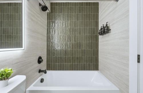 Newark Apartment | Near MetLife & NYC Spacious 2BR Apt 12
