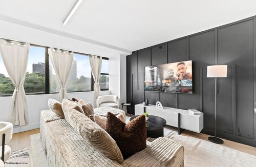 Newark Apartment | Near NYC Modern 2BR Apartment Sleeps 8