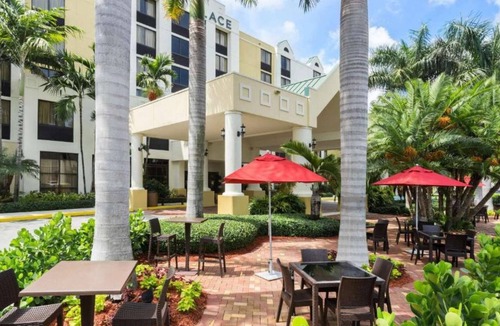 Harbordale Hotel | Near Port Everglades Cruise Port | Free Breakfast