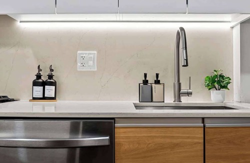 Griggs Park Apartment | Near T & Fenway Park Private Deck Rooftop BU BC