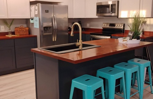 Kilmarnock House | Nearby Beach~HotTub~Pooltable~MovieScreen~NrbyShoppingDiningGoCarts~
