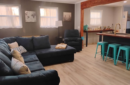 Kilmarnock House | Nearby Beach~HotTub~Pooltable~MovieScreen~NrbyShoppingDiningGoCarts~