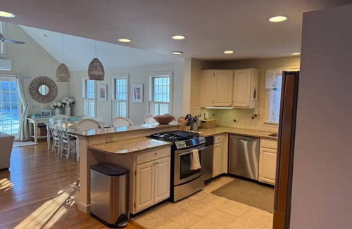 Nantucket House | Nestled 5 bedroom, 2.5 bath home in Naushop!