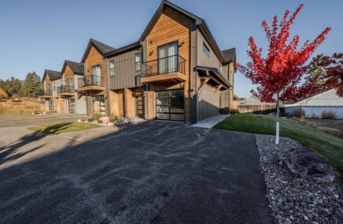 Lakeside Condo | New 3BR/3BA Condo Steps from Flathead Lake