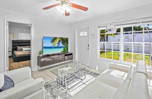 Hollywood Villa | NEW 4824 · Modern 2 Bed House W/ Pool In the Heart of FLL