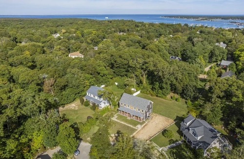 Vineyard Haven House | New 5BR Luxury Home Near Ferry – Huge Deck, Fire Pit, Sleeps 12