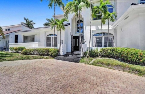 Hollywood Lakes House | NEW! 6BR Elegant Hollywood Lakes Mansion w/Pool & Spa