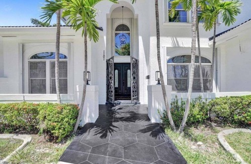Hollywood Lakes House | NEW! 6BR Elegant Hollywood Lakes Mansion w/Pool & Spa