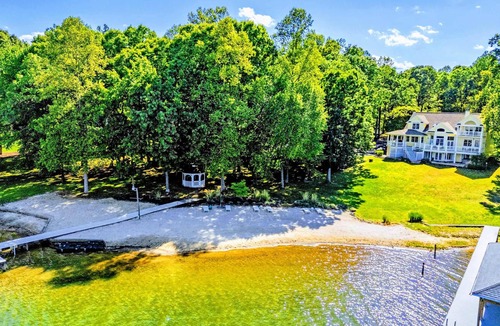 Bumpass House | NEW 7BR Lakefront Lake Anna, Beach, Dock, Hot Tub