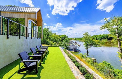 Mineral House | NEW 8BR Lakefront Lake Anna, Pool, Sauna, Dock