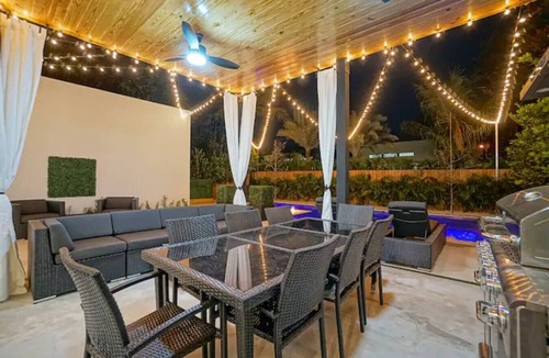 Buena Vista Villa | *NEW* Bali Resort Style Villa w/Vast Pool & Spa!