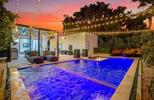 Buena Vista Villa | *NEW* Bali Resort Style Villa w/Vast Pool & Spa!