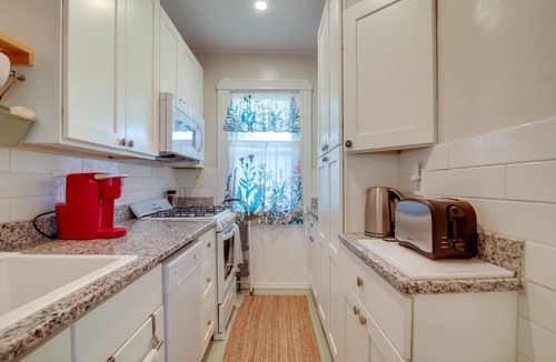 New Bedford Apartment | New Bedford Apartment ~ 4 Mi to Fort Phoenix Beach