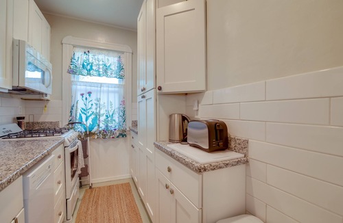 New Bedford Apartment | New Bedford Apartment ~ 4 Mi to Fort Phoenix Beach