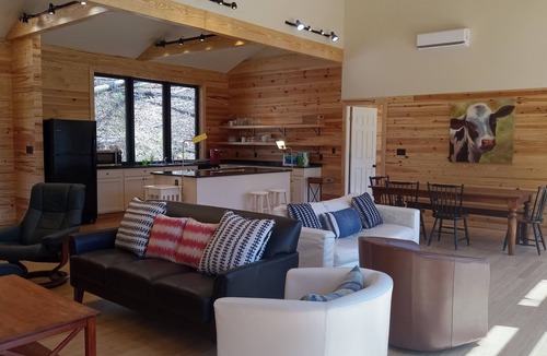 Faber House | New Cabin on the Rockfish! Healing River Sounds Day and Night! Heart of Nelson!