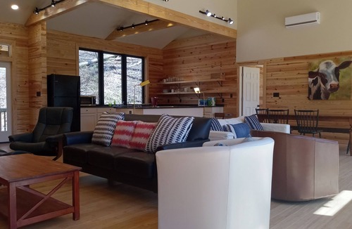 Faber House | New Cabin on the Rockfish! Healing River Sounds Day and Night! Heart of Nelson!