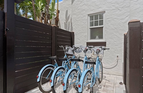 Flamingo Parks House | New! Casa Biscayne, with experienced top Super Host!