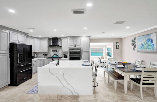 Sunset House | NEW Casa Brisa - Sunlit Family Haven Near Cruise Port & Hard Rock Hotel