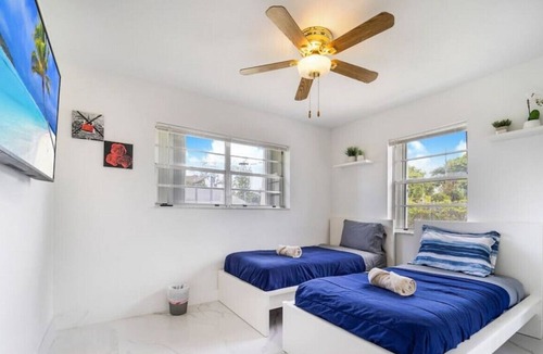 Hallandale Beach Villa | NEW Casa Playa I Outdoor Patio I 10min to beach