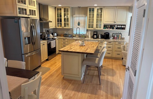 Ocean View House | NEW! Charming Cottage, Pet friendly, Hot tub, Dock & Pool Access-2 mi to Beach