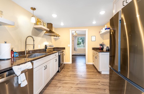 Bigfork House | New! Cherry Orchard Cottage | Fireplace · Near Flathead Lake · 1 Hr to Glacier National Park