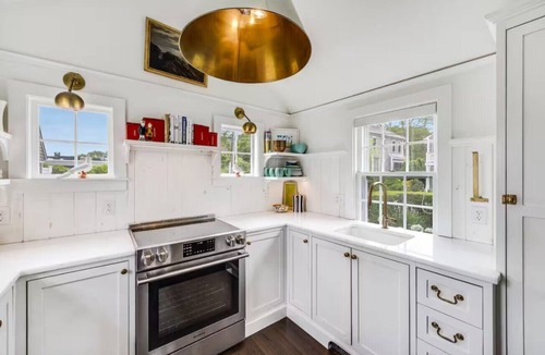 Commercial Street Cottage | *NEW* Classic Beach Cottage, Parking, West End