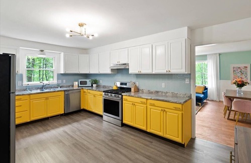 Stanley Cottage | NEW Colorful Cottage + Hot Tub + Pets + 15 min to LAKE