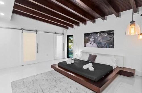 Golden Glades House | New Construction Villa Top Location Jacuzzi Bkb CT