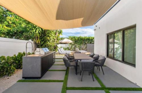 Golden Glades House | New Construction Villa Top Location Jacuzzi Bkb CT