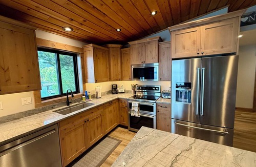 Kings Point House | NEW Eagles Bluff Lake House near GNP
