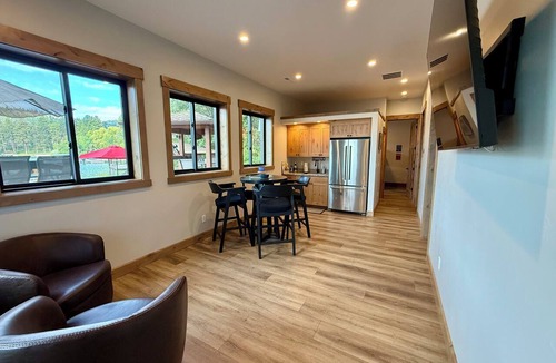 Kings Point House | NEW Eagles Bluff Lake House near GNP