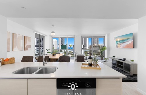 Hallandale Beach Apartment | New! Haven with Pool and Balcony