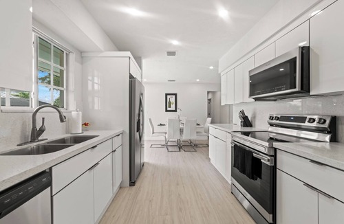 Miami Gardens House | New Home w/Big Patio/Heated Pool/Pool table/Ping pong table