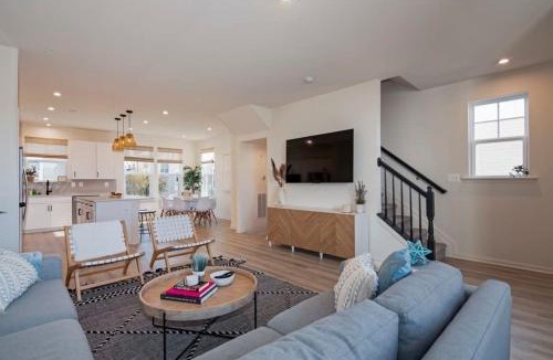 Cambridge House | New Intown Waterfront Townhome wPool & Location